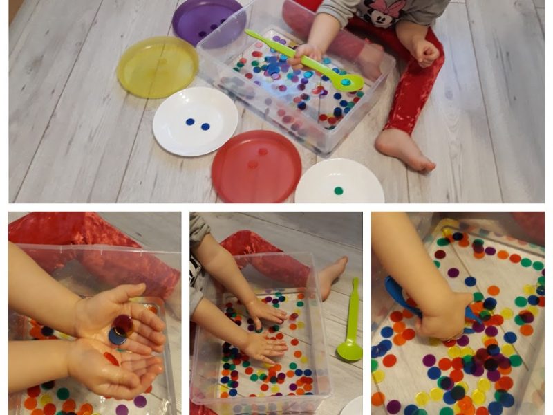 Zabawa kolorowymi, plastikowymi szkiełkami