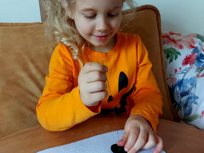 Kiedy jest dobry moment, aby wręczyć dziecku igłę i nitkę?