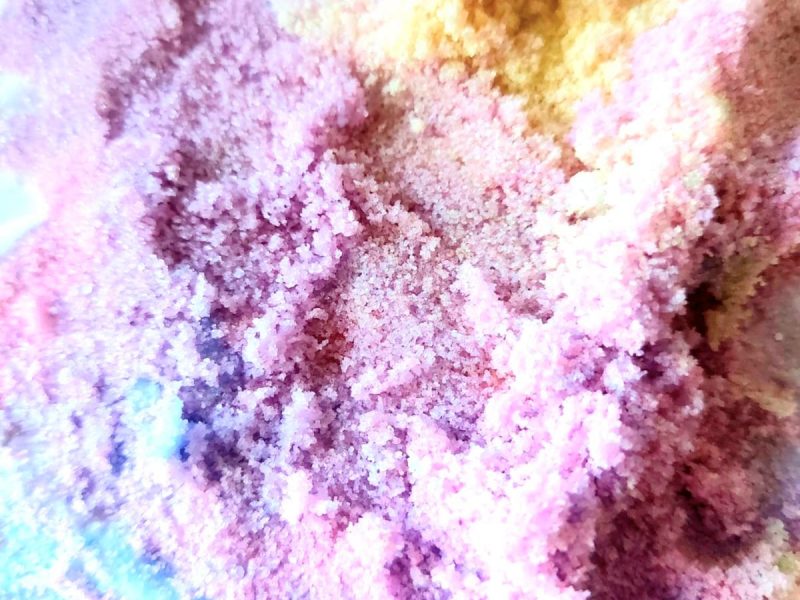 Sensoryczna zabawa z wykorzystaniem kredy i soli