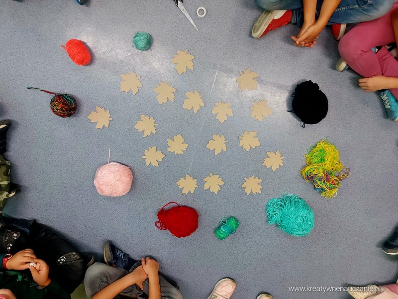 Zabawa sensoryczna z wykorzystaniem włóczki